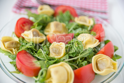 Tortellini mit Kräutern und Tomaten