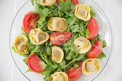 Tortellini mit Kräutern und Tomaten