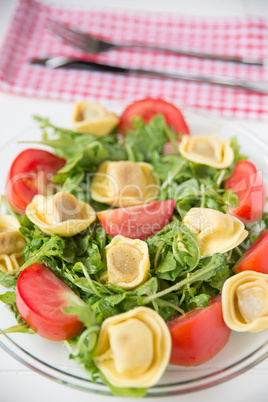 Tortellini mit Kräutern und Tomaten