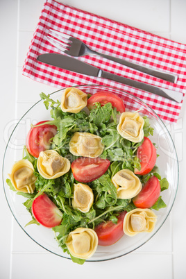 Tortellini mit Kräutern und Tomaten