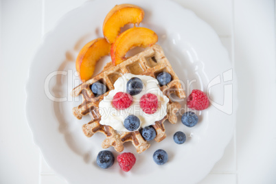 Waffeln mit Sahne und Früchten