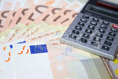 Taschenrechner mit Euro Banknoten