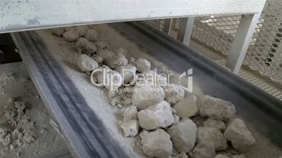 Rolling of rocks on a conveyor