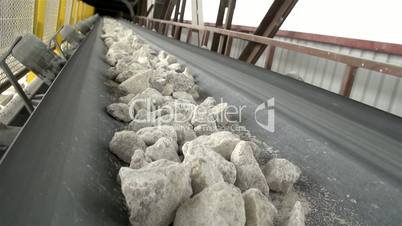 Big stones on belt of a conveyor