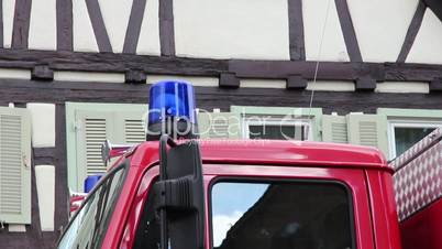 Feuerwehrauto mit Blaulicht im Einsatz