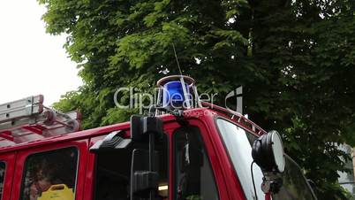 Feuerwehrauto mit Blaulicht im Einsatz