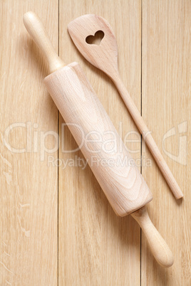Teigrolle und Kochlöffel mit Herzausschnitt aus Holz