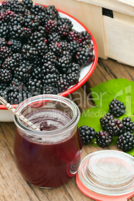 Frisch geerntete Waldbrombeeren in einer Schale