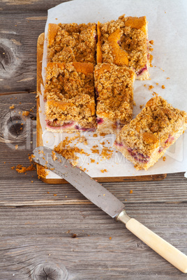 Frischer Pflaumenkuchen mit Butterstreusel aufgeschnitten