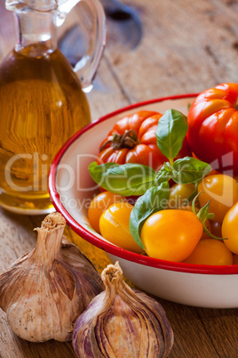 Erntefrische Tomaten, Knoblauch und Olivenöl