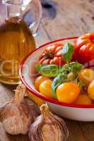 Erntefrische Tomaten, Knoblauch und Olivenöl