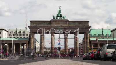 zeitraffer menschenmassen am brandenburger tor