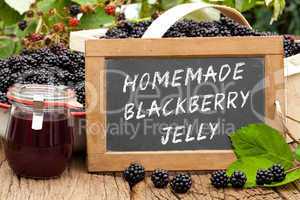 Tafel mit Text: Homemade Blackberry Jelly, vor Brombeeren