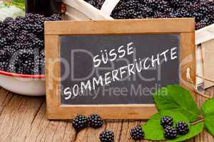 Tafel mit Text: Süsse Sommerfrüchte vor Brombeeren
