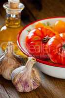 Tomaten in Schale, Knoblauch und Olivenöl