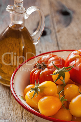 Erntefrische Tomaten in einer Schale und Olivenöl