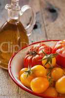Erntefrische Tomaten in einer Schale und Olivenöl