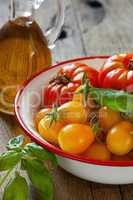 Frische Tomaten, Basilikum und Olivenöl