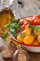 Erntefrische Tomaten, Basilikum und Olivenöl