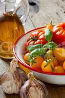Gartentomaten, Basilikum, Knoblauch und Olivenöl