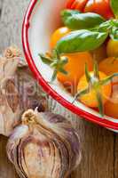 Tomaten und Basilikum in Emaille Schale und Knoblauch