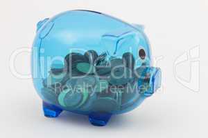 Blaues transparentes Sparschwein mit Euro Münzgeld