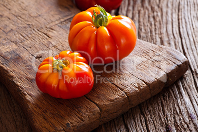 Zwei reife Fleischtomaten auf alten rustikalen Schneidebrett