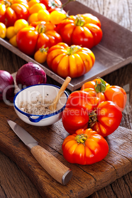 Fleischtomaten, Salzschale mit Löffel und ein Messer