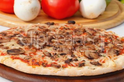 Pizza mit Champignons und Käse