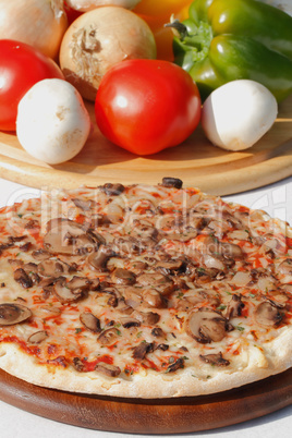 Pizza mit Champignons und Käse