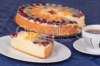 Stück Obstkuchen mit einer Tasse Kaffee