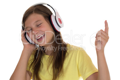 Junges Mädchen mit Kopfhörer hört Musik
