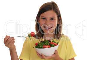 Gesunde Ernährung lachendes Mädchen isst frischen Salat