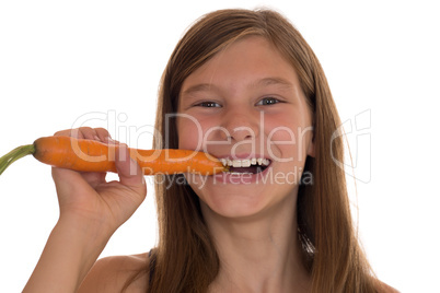 Gesunde Ernährung junges Mädchen isst Möhre oder Karotte