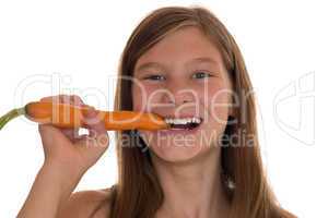 Gesunde Ernährung junges Mädchen isst Möhre oder Karotte