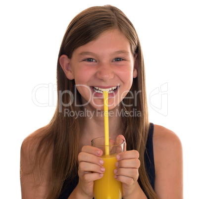Gesunde Ernährung lachendes Mädchen trinkt Orangensaft