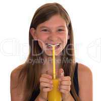 Gesunde Ernährung lachendes Mädchen trinkt Orangensaft