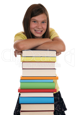 Lachendes Mädchen und ein Stapel Bücher