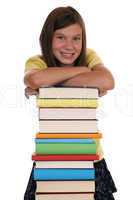Lachendes Mädchen und ein Stapel Bücher