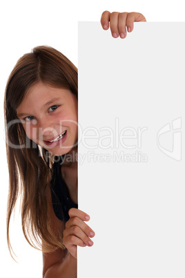 Lachendes Mädchen schaut hinter leerem Banner und Textfreiraum