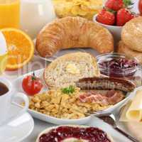 Großes Frühstück mit Früchte, Wurst, Brötchen, Croissant un