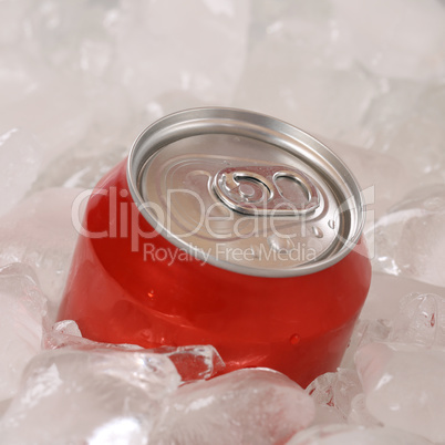Cola Getränk in einer Dose auf Eis
