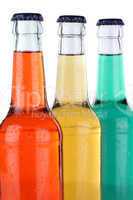 Bunte Getränke Limonade und Softdrinks in Flaschen isoliert
