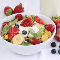 Früchte Müsli mit Joghurt und Erdbeeren