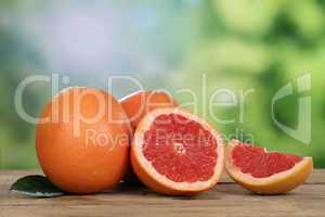 Grapefruit im Sommer mit Textfreiraum