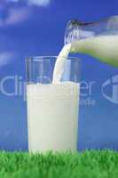 Milch eingießen in ein Glas