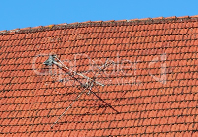 Kaputte Fernsehantenne auf dem Dach