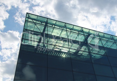 Glasgebäude mit Wolkenspiegelung