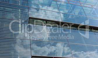 Wolken spiegeln sich in einer Fassade