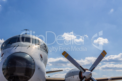 Flugzeug mit Himmel